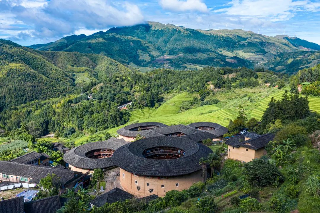 福建之声，向听众朋友们问好